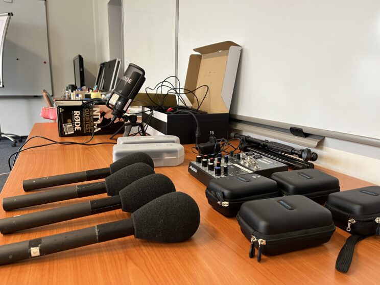 Mikrofone und Audio Equipment auf einem Tisch in einem Seminarraum