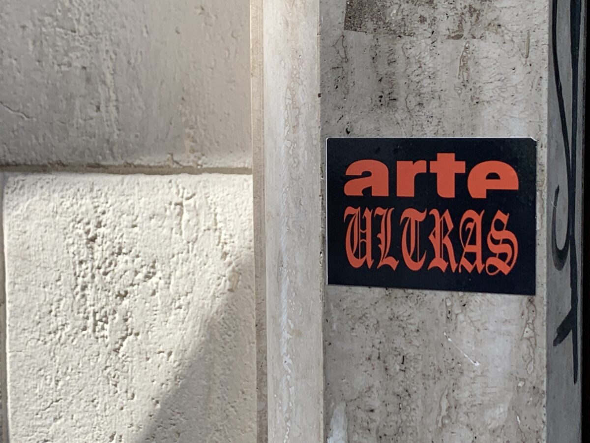 Sticker "arte ultras" auf Hauswand