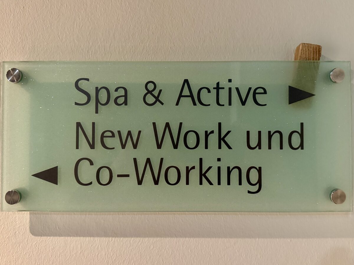 Wegweiser in einem Hotel - links: New Work und Co-Working; rechts: Spa und Active